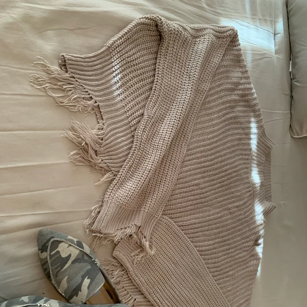 RUE 21 PLUS -Beige Destructed Hem Crop Sweater - Picture 2 of 9